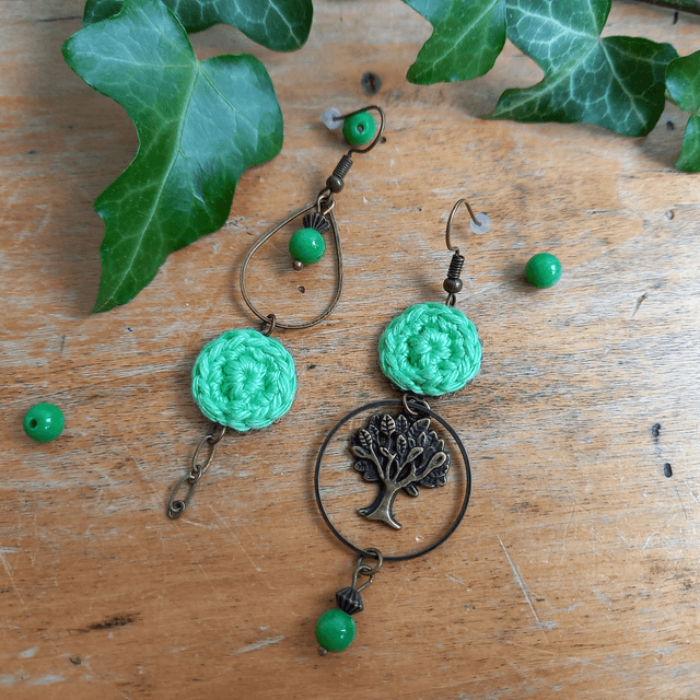 Boucles d'oreille asymétriques Des gouttes de bonheur - Vertes