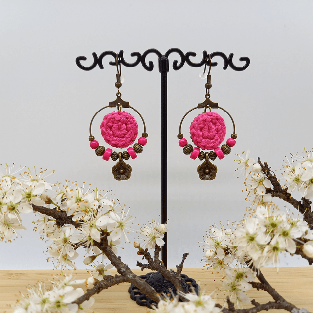 Boucles d'oreille fuchsia et bronze, créoles fleur de cerisier