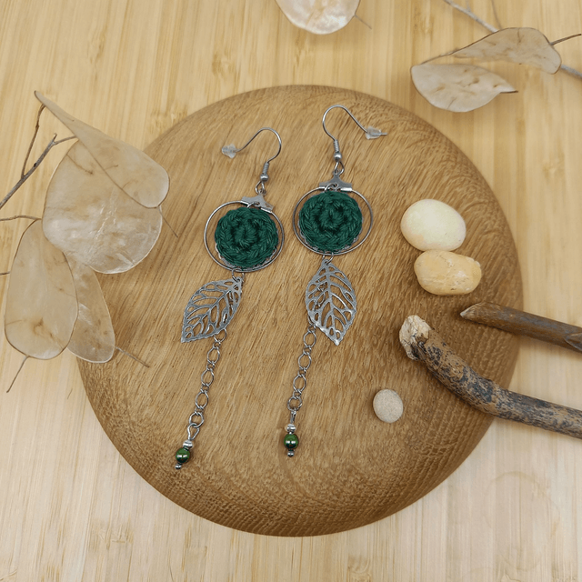 Boucles d'oreille vert sapin et argentées, longue chaîne
