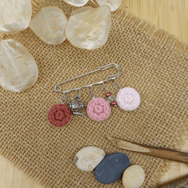 Broche rose et argentée - L'heure du thé