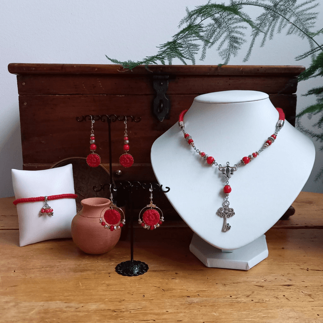 Parure rouge et argenté - Boucles d'oreille rouges type créoles