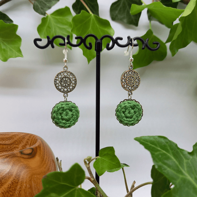 Parure verte et argentée - Boucles d'oreille vert clair pendantes