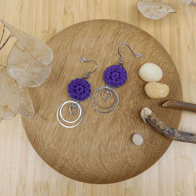 Boucles d'oreille violettes et argentées, anneaux et cœurs 