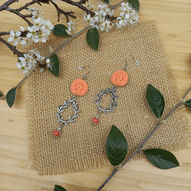 Boucles d'oreille saumon et argentées, feuillage