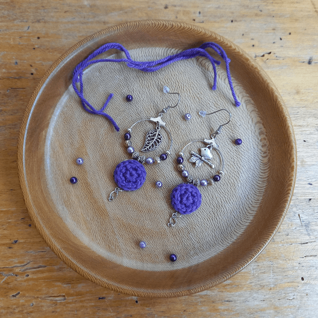 Boucles d'oreille asymétriques L'arrivée du printemps - Violettes