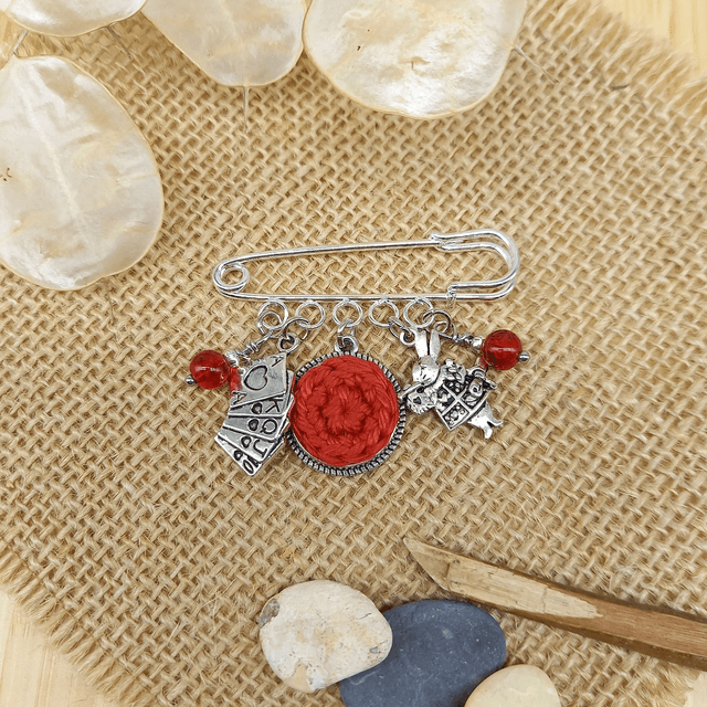 Broche rouge et argentée - Alice au pays des merveilles