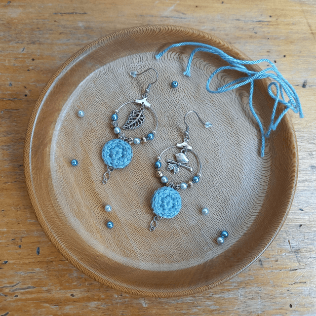Boucles d'oreille asymétriques L'arrivée du printemps - Bleues