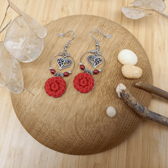 Boucles d'oreille rouges et argentées, petites créoles, cœurs 