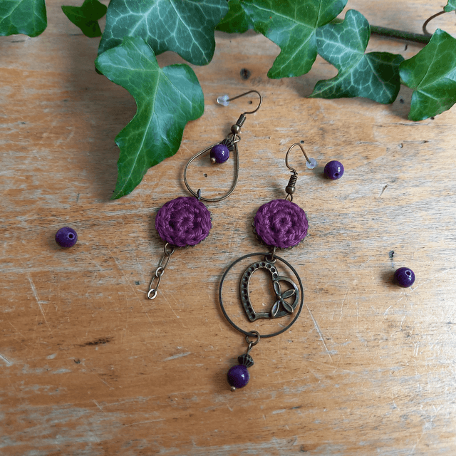 Boucles d'oreille asymétriques Des gouttes de bonheur - Aubergine