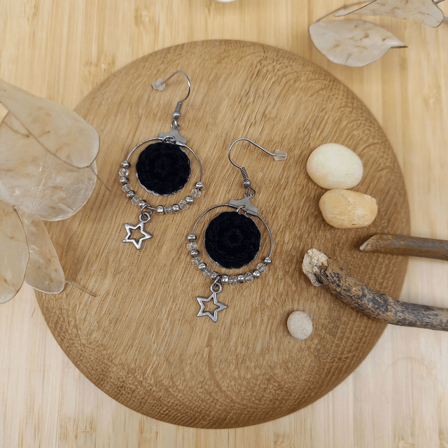 Boucles d'oreille noires et argentées, créoles étoiles