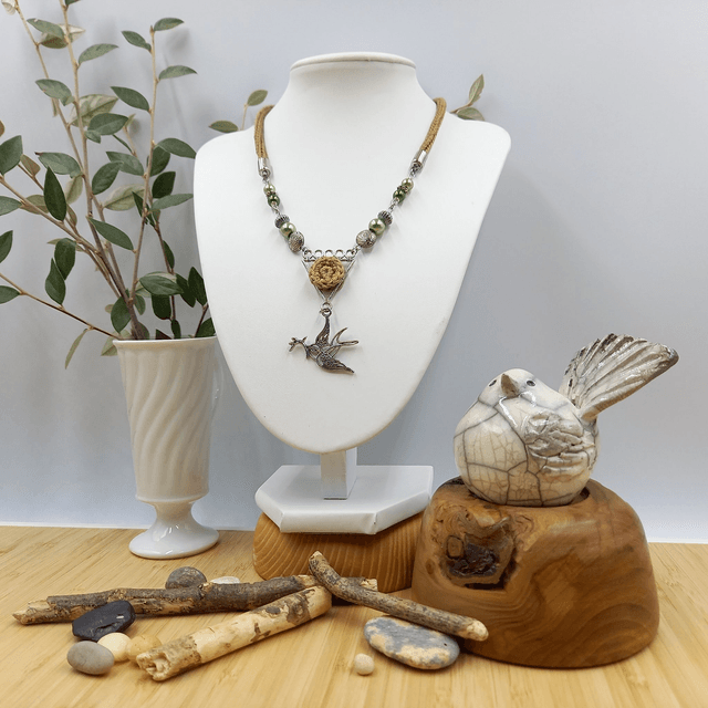 Parure kaki clair et argentée - Collier ras de cou Hirondelle