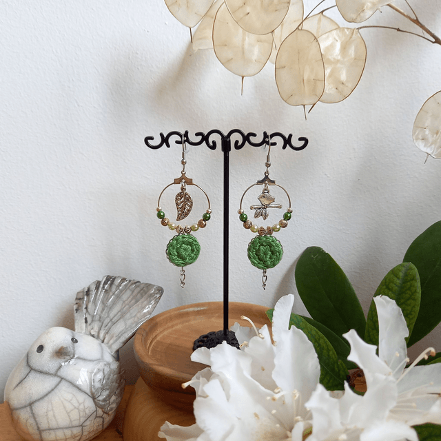 Boucles d'oreille asymétriques L'arrivée du printemps - Vertes