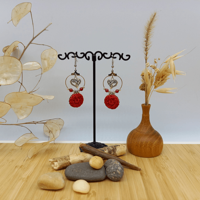 Boucles d'oreille rouges et argentées, petites créoles, cœurs 