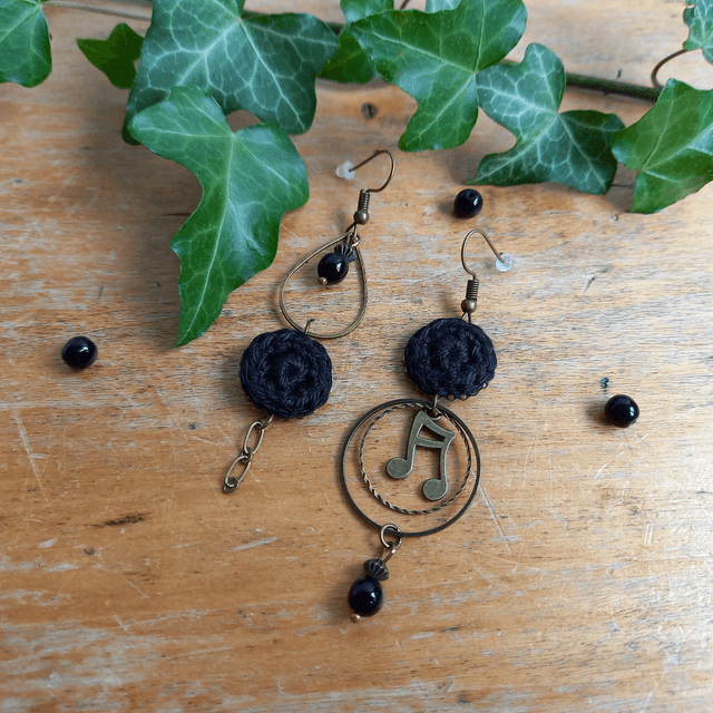 Boucles d'oreille asymétriques Des gouttes de bonheur - Noires