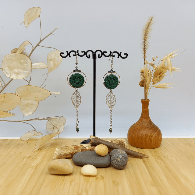 Boucles d'oreille vert sapin et argentées, longue chaîne