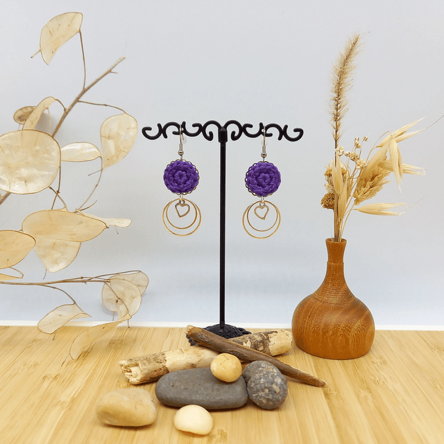 Boucles d'oreille violettes et argentées, anneaux et cœurs 