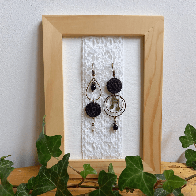 Boucles d'oreille asymétriques Des gouttes de bonheur - Noires