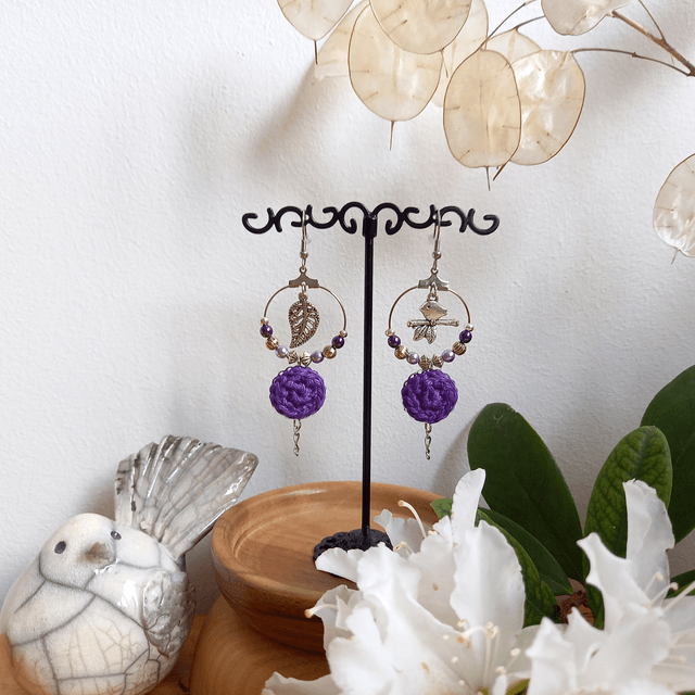 Boucles d'oreille asymétriques L'arrivée du printemps - Violettes