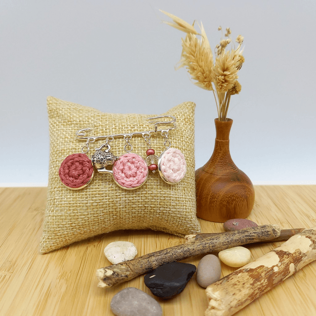 Broche rose et argentée - L'heure du thé
