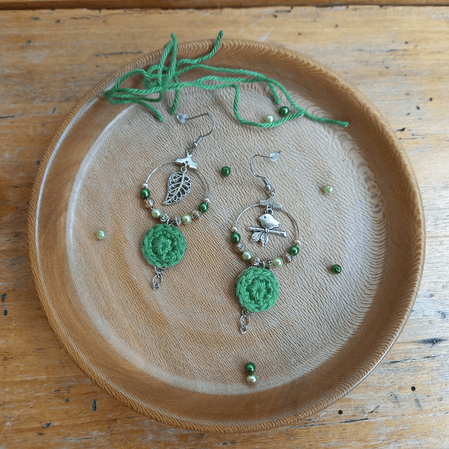 Boucles d'oreille asymétriques L'arrivée du printemps - Vertes