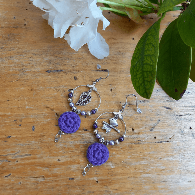 Boucles d&#039;oreille asymétriques L&#039;arrivée du printemps - Violettes
