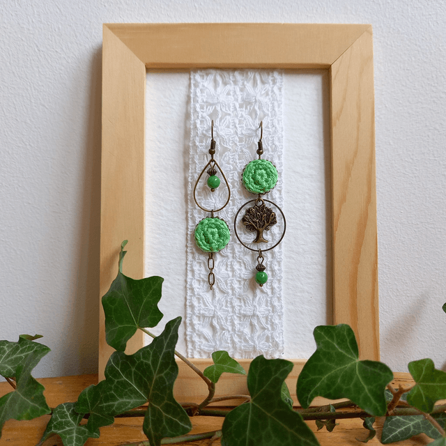 Boucles d&#039;oreille asymétriques Des gouttes de bonheur - Vertes