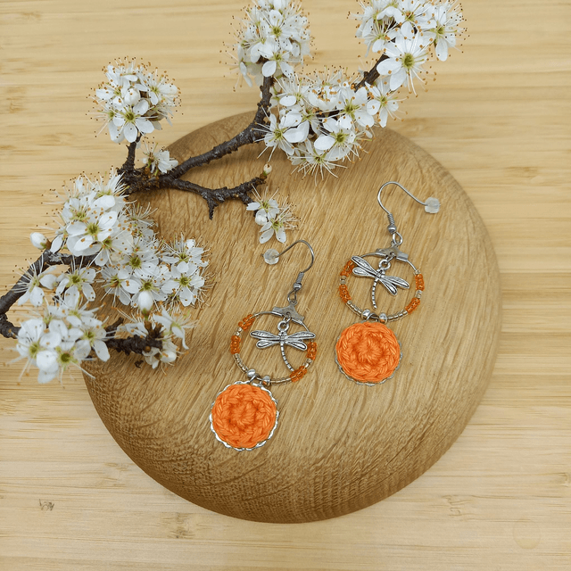 Boucles d&#039;oreille orange et argentées, petites créoles, libellules